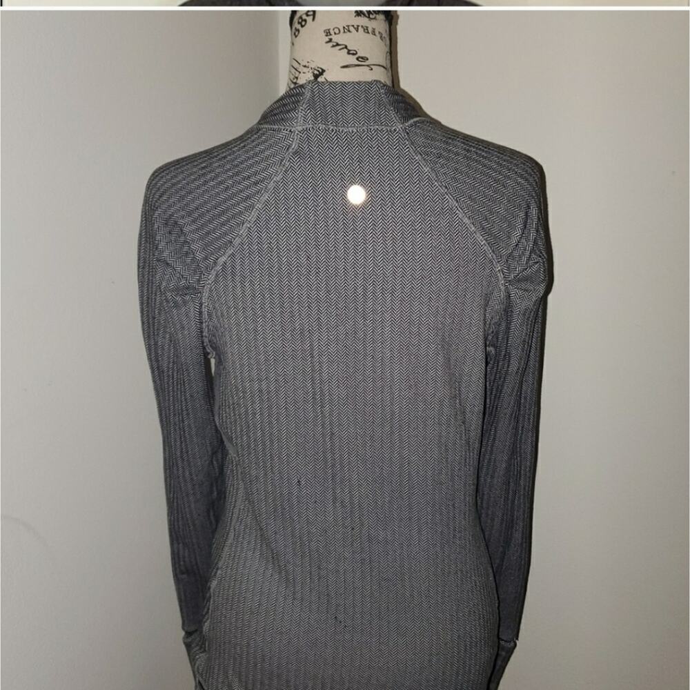 Lululemon Think Fast Top. Size S - Picture 2 of 2